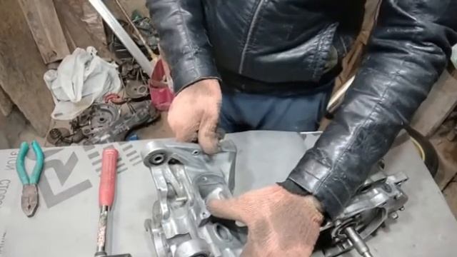 Как расколоть двигатель мопеда. Один из вариантов смотреть онлайн