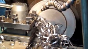 Вырезание металла отрезным резцом