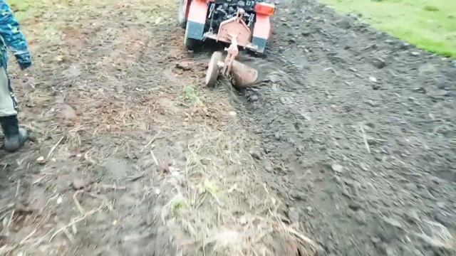 Осенняя вспашка огорода минитрактором МТЗ 112 #минитрактор #мтз #навесное смотреть онлайн