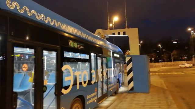 04.04.2021 Электробус пытается встать на зарядку смотреть онлайн