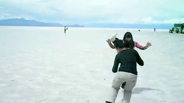Capoeira em Salar de Uyuni com Rie смотреть онлайн
