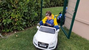 hello neighbor Fatih Selim'in oyuncaklarını kaçırıyor,harika kanatlar setini akülü arabaya saklamış