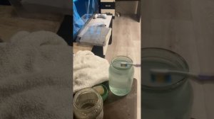 Как удалить пятна клея с темных обоев