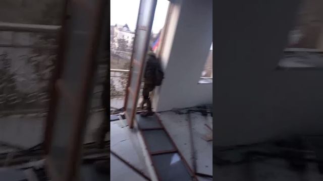 Поднятие флага ДНР в центре Мариуполя смотреть онлайн