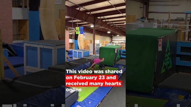 #WATCH: Man jumps on a trampoline with barbell and weights, see what happens next смотреть онлайн