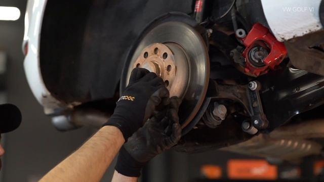 How to change rear brake discs / rear brake rotors on VW GOLF 6 (5K1) [TUTORIAL AUTODOC] смотреть онлайн