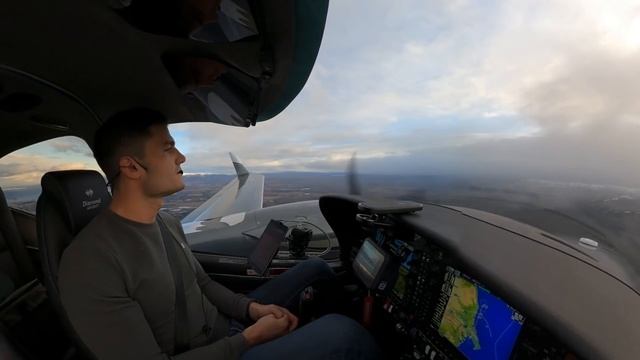 Iceland's AMAZING Airports! Landing on the Volcanic islands of Vestmannaeyjar - DA42 ATC Audio смотреть онлайн