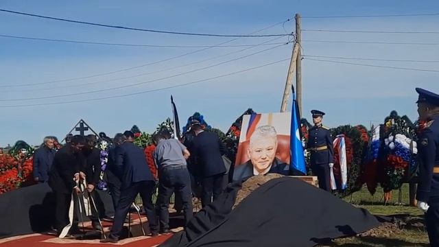 #хангалас Гимны России и Республики Саха, воинский салют на погребении Первого Президента 08.08.202 смотреть онлайн