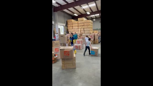 Сбор гуманитарной помощи беженцам от компании Columb Trade в США смотреть онлайн