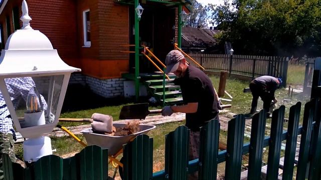 Поребрик. Кладем бордюрный камень во дворе храма в Степурине. смотреть онлайн