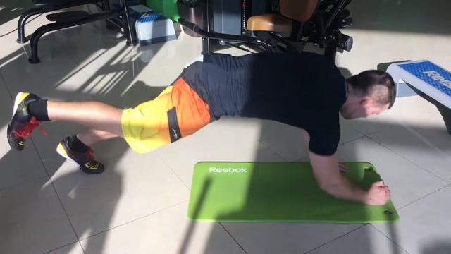 Планка локти плечи с поднятой ногой. смотреть онлайн