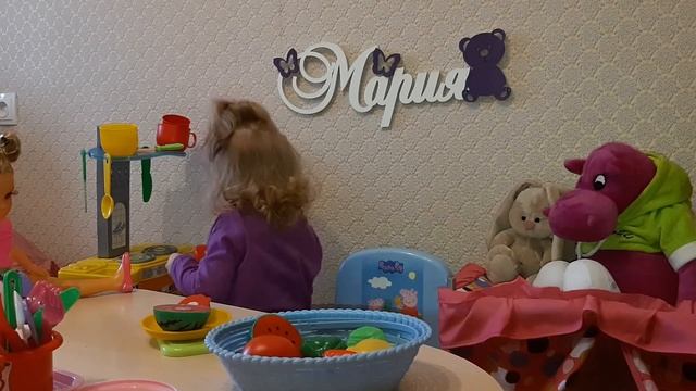 Маша готовит игрушечные фрукты и овощи смотреть онлайн