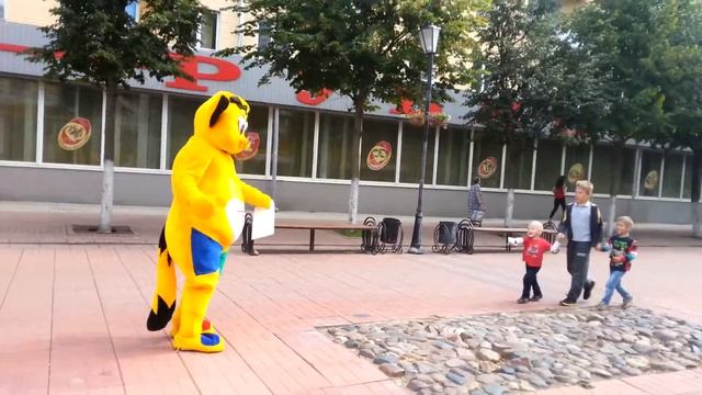 Обнимашки с РУМОСёнком на улицах Твери смотреть онлайн