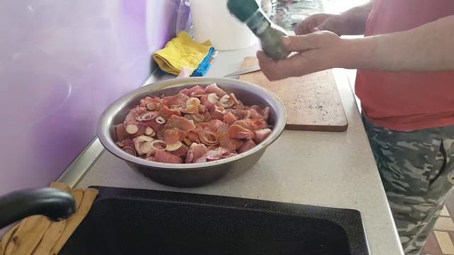 Готовим мясо для шашлыка. смотреть онлайн