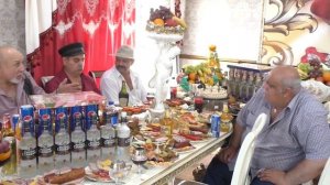 Червон Мэкэщи встречает внука.