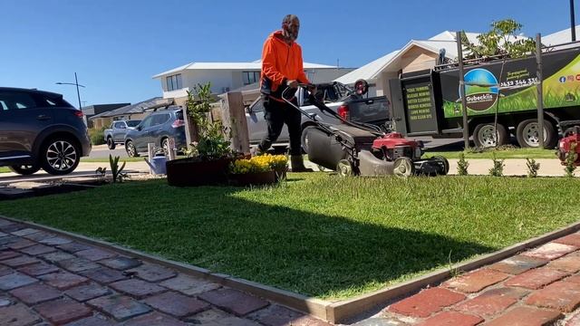 Mowing an extreme Green lawn смотреть онлайн