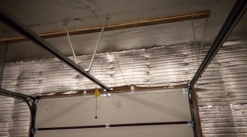 Монтаж секционных ворот Алютех тренд своими руками. Плюс автоматику смотреть онлайн