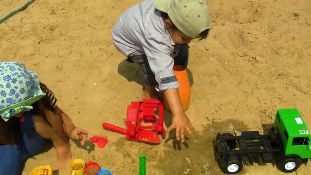 На речке с новыми игрушками - бетономешалка для Даника и посудка для Саши. смотреть онлайн