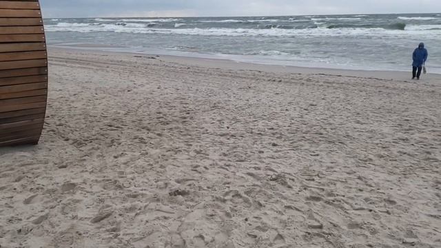 ?Бушующее море в Янтарном Калининградская область. Ураганы продолжают свирепствовать в Калининграде смотреть онлайн