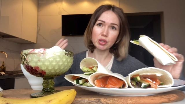 МУКБАНГ | возмущена до предела| вкусный ролл, залетает хорошо?