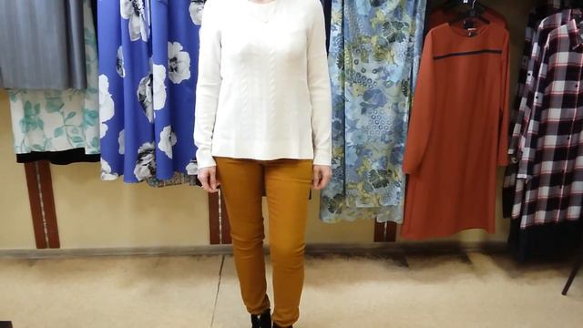 Джеггинсы горчичные, белый джемпер смотреть онлайн