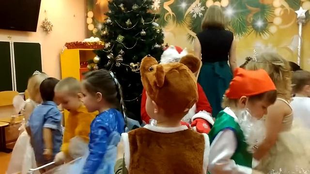 Новогодний утренник в "Центре материнства и детства", г. Иркутск, 2016 г., видео 8 смотреть онлайн