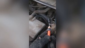 Замена троса газа рено логан, рено сандеро, лада ларгус. Газдын тросын ауыстыру 5 минутта. Оте онай