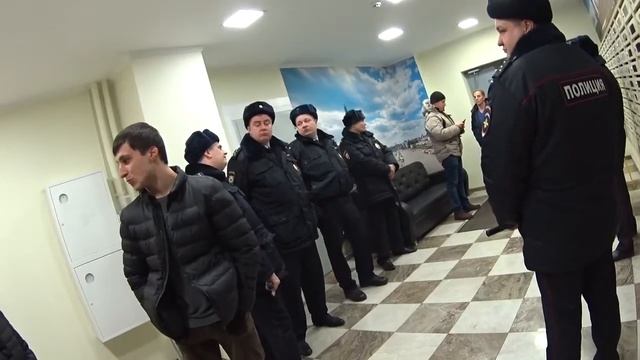Полиция захватила подъезд ЖК Северный парк смотреть онлайн