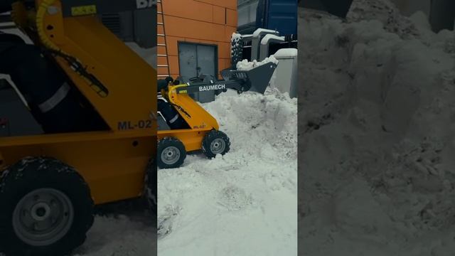 Универсальная машина мини-погрузчик Baumech ML-02 с с ковшом для снега 110 см. смотреть онлайн