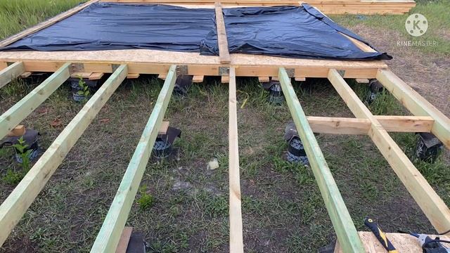 4 - СЕРИЯ | СТРОЮ ДАЧУ С НУЛЯ | ДЕЛАЮ ПОЛ В БЕСЕДКЕ ИЗ БРУСА 100*40 смотреть онлайн