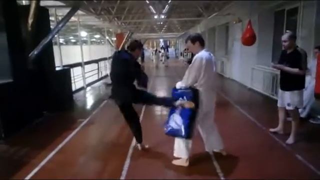 Школа рукопашного боя на базе каратэ кёкусинкай. Тренер: Андрей Грабовский смотреть онлайн
