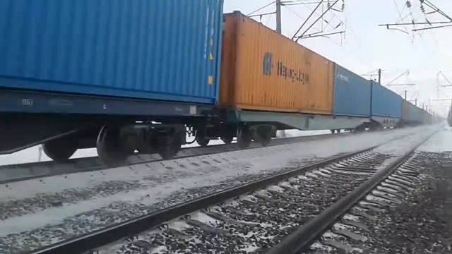 смотрим на едуший поезд и кидаем камни смотреть онлайн