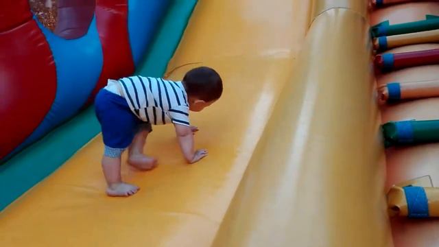 Ребенок в 1 год 7 месяцев на надувном батуте 4 раз .С 4 -го раза мы поняли,что надо делать на баиуи