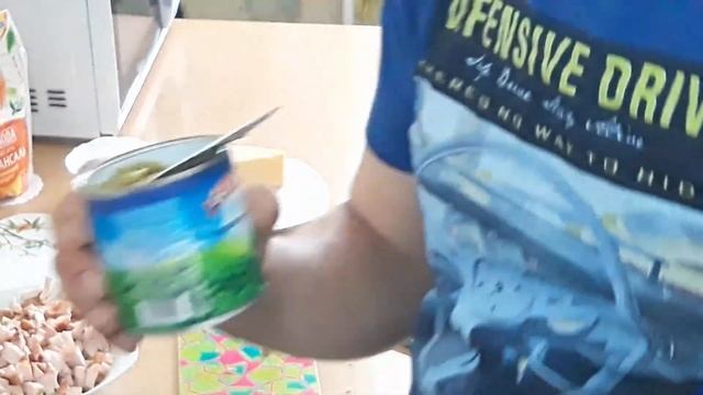 Быстрая закуска на стол. Простой рецепт салата из куриной грудки и сыра смотреть онлайн