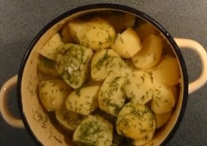 Картофель отварной с укропом, чесноком и сливочным маслом.