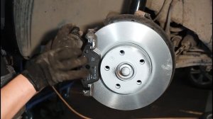 Замена передних тормозных колодок и дисков Volkswagen Caddy