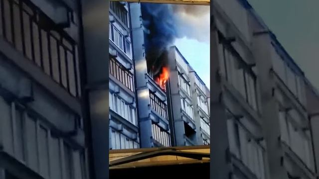 Пожар на седьмом этаже горит балкон ужас под Новый год смотреть онлайн