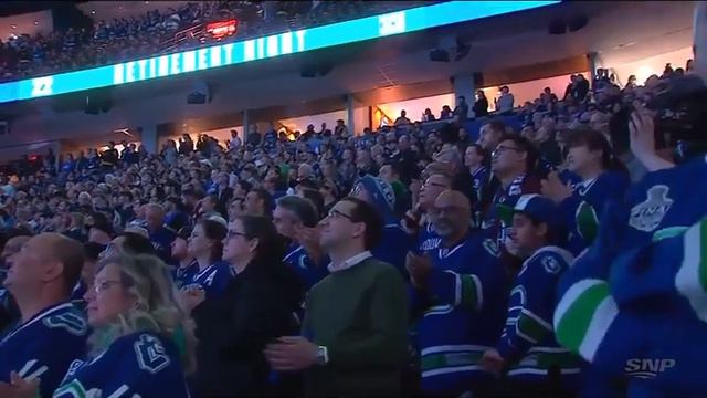 Ryan Kesler welcomed back by Canucks fans with open arms at the Sedin Retirement night! #Canucks смотреть онлайн
