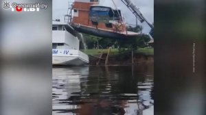 Лодка и кран упали в реку