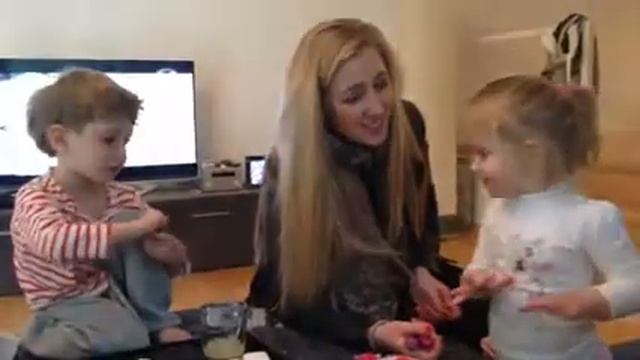 Наша Люля красит ногти