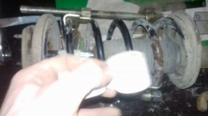 Что делать если шток амортизатора прокручивается???