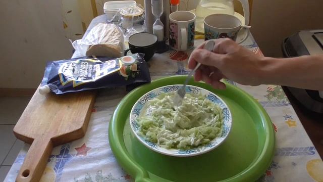 ЖАРЮ КАРТОШКУ С ЛУКОМ ЯЙЦАМИ И КОЛБАСОЙ! САЛАТ ИЗ ОГУРЦОВ С МАЙОНЕЗОМ И ЧЕСНОКОМ! смотреть онлайн