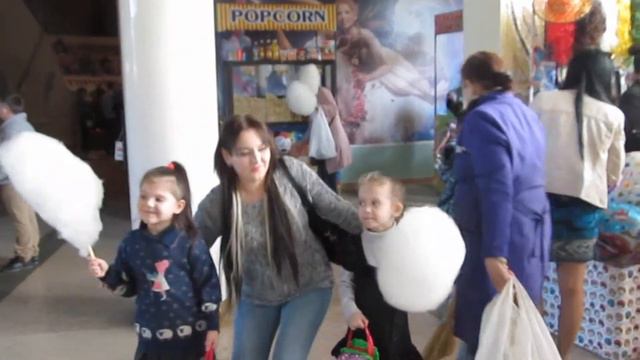 Пока мужчины работают женщины отдыхают смотреть онлайн