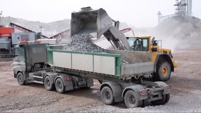 Volvo L180F Longboom OptiShift loading Volvo FH смотреть онлайн