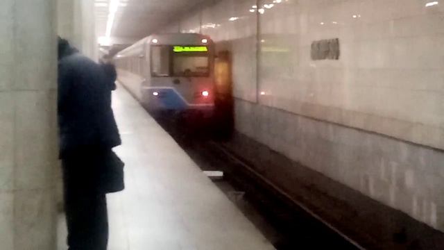 2 состава метро 81 760 Ока отправляются со станции Бибирево смотреть онлайн