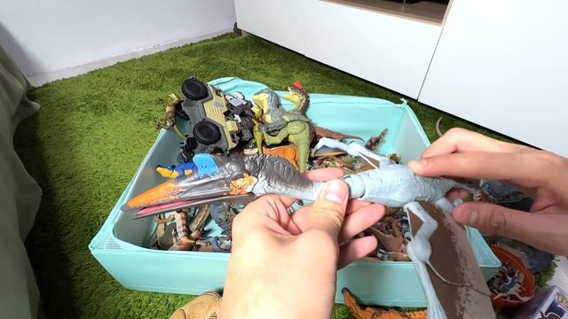 Colossal Box of 130 Dinosaurs from Jurassic World Dominion! смотреть онлайн