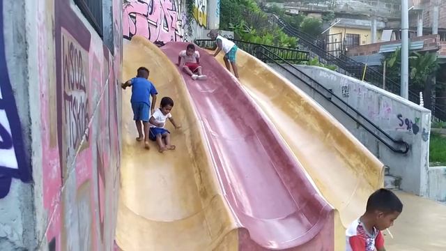Детская площадка в ТРУЩОБАХ КОЛУМБИИ!kids yard in slums. смотреть онлайн