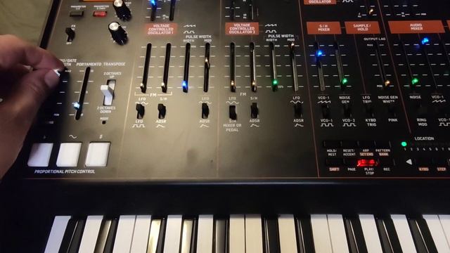 Vangelis Spiral arpeggio in 40 seconds with a Behringer Odyssey смотреть онлайн