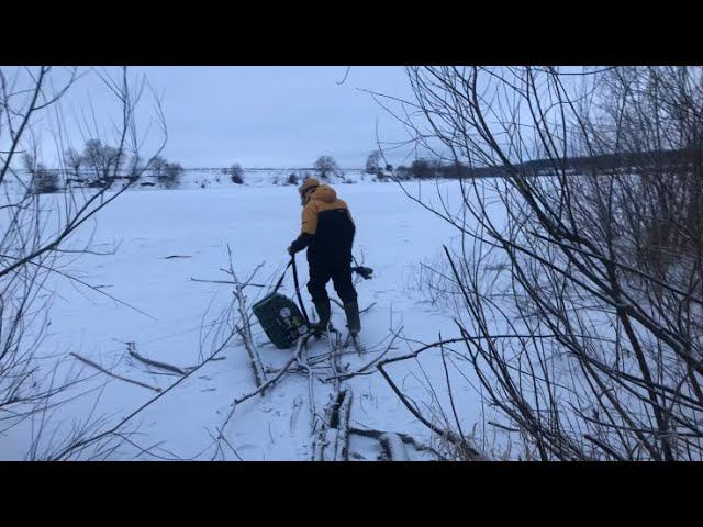 Рыбалка на ОКЕ / ВОДА УШЛА ЛЁД ПРОСЕЛ/ Последний ЛЁД на ОКЕ смотреть онлайн
