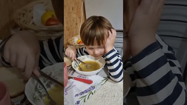 Как правильно кушать супчик?? смотреть онлайн
